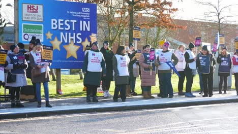 Enfermeras-De-Hospitales-Del-Reino-Unido-Protestan-Por-Un-Salario-Justo,-Sosteniendo-Pancartas-Y-Banderas-En-Huelga