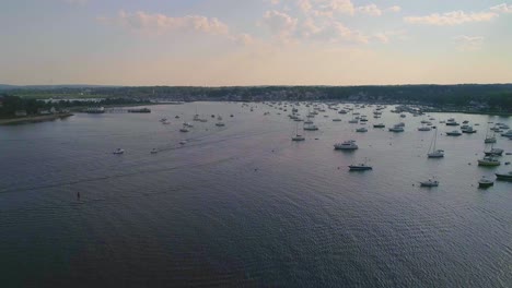 Hyper-Lapser-Von-Booten-In-Einem-Hafen,-Gefilmt-Mit-Einer-Drohne-In-Massachusetts