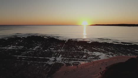 Sonnenuntergang-über-Strandfelsenbecken,-Antenne