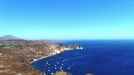 Luft-4k-Blaue-Meer--Und-Himmelsansicht-Von-Oben-Mit-Segelbooten,-Die-Im-Hain-In-Santorini-Griechenland-Angedockt-Sind