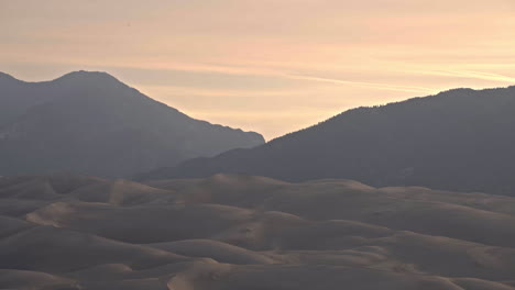 Sonnenaufgang-Hinter-Der-Berglandschaft-Im-Great-Sand-Dunes-National-Park