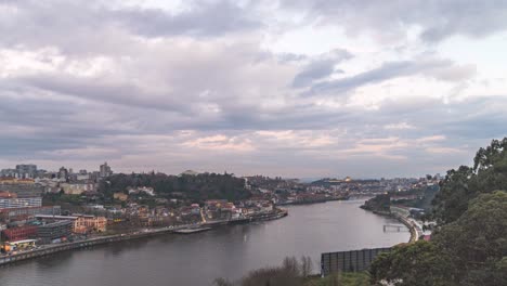 Porto,-Portugal,-Patrimonio-De-La-Unesco,-Casas-Antiguas-De-La-Ciudad-Y-Río-Douro-Con-Barcos-Durante-La-Hora-Azul-De-La-Tarde