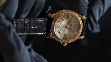 Vertikaler-Uhrmacher,-Der-Luxusgold-Mit-Schwimmenden-Funkelnden-Diamanten-Der-Marke-Chopard-Hält