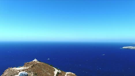 Luft-4k-Blaues-Meer-Und-Himmel-Draufsicht-über-Haus-Und-Akrotiri-Leuchtturm-In-Santorini-Griechenland