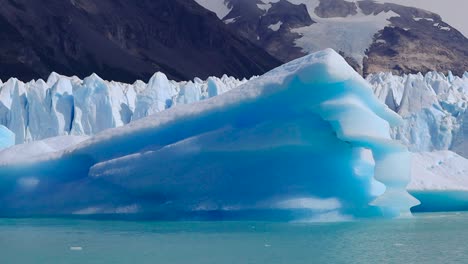 Die-Majestät-Einer-Mischung-Aus-Blauen-Gletschern,-Schwarzen-Und-Weißen-Bergen-Und-Dunklen-Wolken
