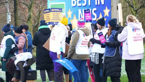 NHS-Krankenschwestern-Streiken-Für-Faire-Bezahlung-Und-Schwenken-Slogan-Banner-Und-Fahnen-Vor-Dem-Britischen-Krankenhaus