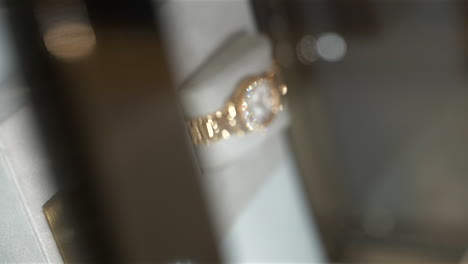 Vertikale-Schweizer-Luxusuhr-Von-Chopard-Gold-Mit-Teuren-Schimmernden-Diamanten,-Flacher-Fokuszug