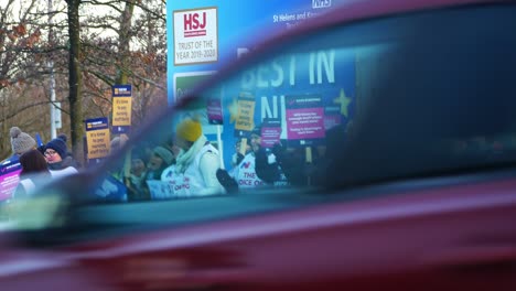 Las-Enfermeras-Del-Hospital-Del-Reino-Unido-Protestan-Por-Una-Acción-Salarial-Justa,-Sosteniendo-Pancartas-Y-Banderas-En-Huelga