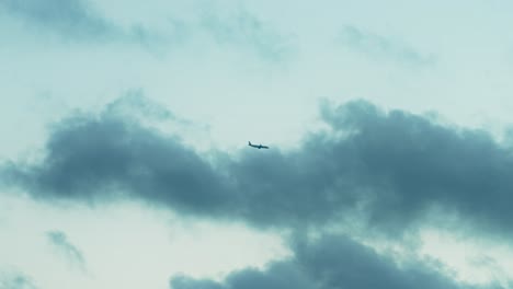 Flugzeug-Fliegt-In-Einem-Blauen-Himmel