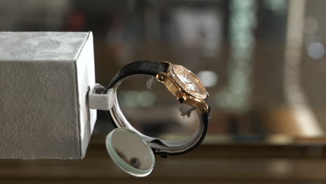 Vertikale-Luxuriöse-Gold--Und-Diamantarmbanduhr-Der-Marke-Chopard-Mit-Schwarzem-Armband-Im-Juweliergeschäft-Barcelona-Ausgestellt