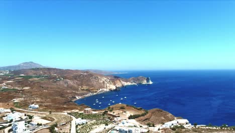Luft-4k-Blaues-Meer-Und-Himmel-Draufsicht-Des-Dorfes-Akra-Mavro-Vouno-Mit-Segelbooten-Angedockt-In-Santorini-Griechenland