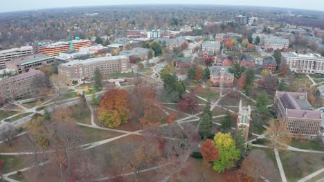 Michigan-State-University-Campus-Weitwinkelaufnahme-Mit-Drohnenvideo,-Das-Sich-Seitwärts-Bewegt