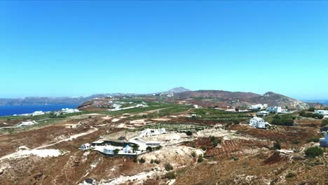 Luft-4k-Blaues-Meer-Und-Himmel-Draufsicht-Beim-Aufstieg-Des-Dorfes-Akra-Mavro-Vouno-In-Santorini-Griechenland