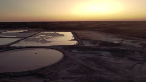 Seitliche-Überführung-Einer-Salzpfanne-Mit-Der-Reflexion-Des-Sonnenuntergangs-In-Der-Kalahari-Wüste-In-Südafrika-In-Der-Nähe-Von-Namibia
