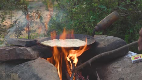 Seitenaufnahme-Des-Kochens-Von-Indischem-Essen-Im-Freien-Auf-Lagerfeuerflammen-In-Der-Natur,-Indien