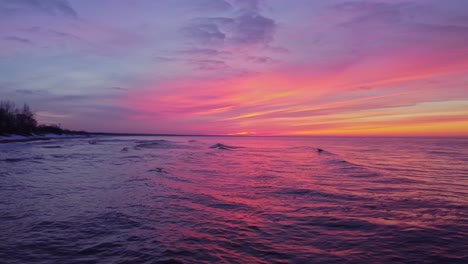 Farbenfrohe,-Feurige-Sonnenuntergangsreflexion-Auf-Der-Wasseroberfläche-Im-Meer,-Schwenk-Nach-Rechts