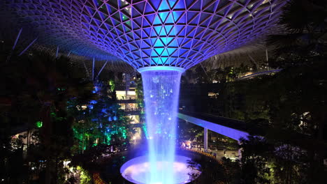 La-Joya-En-El-Aeropuerto-Changi-De-Singapur-Con-Luces