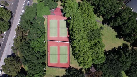 Tennisplätze,-Umgeben-Von-Bäumen,-Die-Direkt-Nach-Unten-Schauen