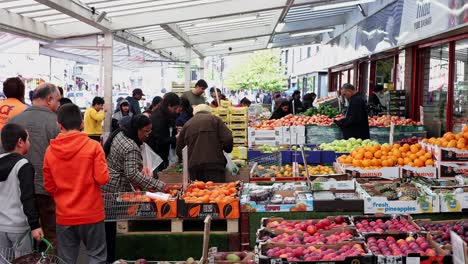 London,-England---October,-15-2022:-South-Asian-shoppers-in-a-market-at-Southall-Broadway,-West-London