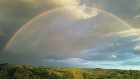 Doppelter-Regenbogen-Im-Stimmungsvollen-Himmel-über-Grünen-Hügeln-In-Neuseeland