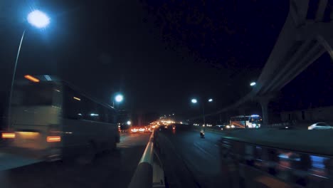 Zeitraffer-Einer-Viel-Befahrenen-Straße-Bei-Nacht