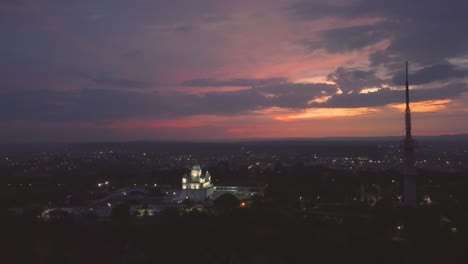 Toma-Aérea-De-Un-Gurudwara-En-Una-Colina-Durante-El-Amanecer-En-Gwalior,-India