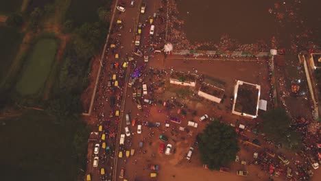 Toma-Aérea-De-Drones-De-Las-Carreteras-De-Tráfico-Indias-En-El-Momento-Del-Festival