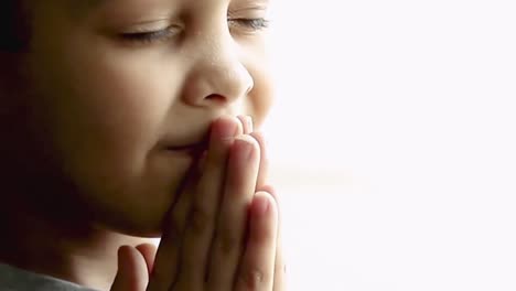 Kleiner-Junge-Betet-Zu-Gott-Mit-Den-Händen-Zusammen-Auf-Weißem-Hintergrund-Mit-Stockvideomaterial-Der-Leute
