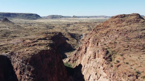 Filmische-Luftaufnahme-Langsamer-Dolly-über-Der-Sonnigen-Kalahari-Wüstenlandschaft-Des-Reimvasmaak-Parks-In-Südafrika-In-Der-Nähe-Von-Namibia