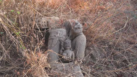 Antiguo-Fuerte-Abandonado-Y-Ruinas-De-Templos-En-Un-Bosque-De-Pahargarh,-Morena,-India