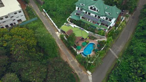 Mahe-Seychelles-Drone-Toma-De-Zona-Residencial-Y-Alojamiento-Turístico,-Un-Pequeño-Pueblo-En-La-Isla-De-Mahe-En-La-Costa-Norte