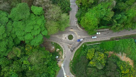 Mahe-Seychellen-Drohne-Bewegt-Sich-Nach-Unten-In-Richtung-Kreisverkehr