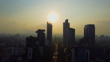 Wir-Sehen-Mexico-City-In-Seiner-Pracht-An-Einem-Nachmittag-Mit-Dem-Sonnenuntergang-Und-Dem-Metropolitanen-Zentrum-Der-Reform