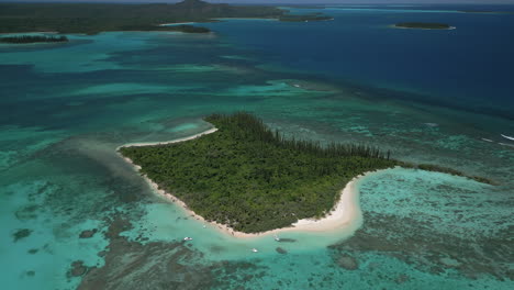 Eine-Insel-Vor-Der-Insel-Der-Kiefern-Namens-Ilot-Moro---Luftbild-Aus-Großer-Höhe