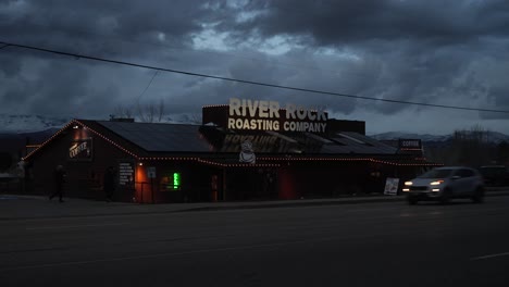The-River-Rock-Roasting-Company-in-La-Verkin,-Utah-at-nighttime