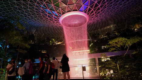La-Joya-En-El-Aeropuerto-Changi-De-Singapur-Con-Una-Espectacular-Formación-De-Luces