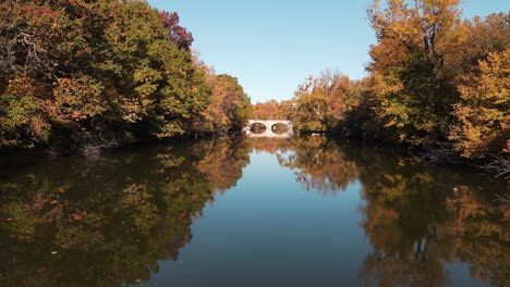 Huron-Fluss-In-Oakwoods-Metropark-Mit-Bunten-Bäumen,-Wayne-County-Michigan,-Usa
