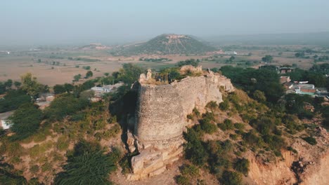 Vista-Aérea-De-Drones-De-Un-Fuerte-Jat-Abandonado-Y-En-Ruinas-En-Gwalior,-Madhya-Pradesh