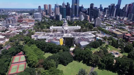 Museo-De-Melbourne,-Edificio-Real-De-Exposiciones-Y-Jardines-De-Charlton-Melbourne