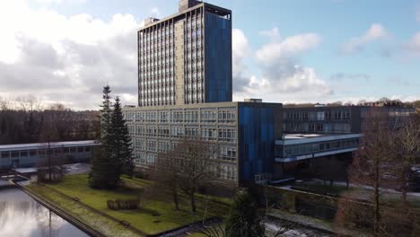 Luftaufnahme-Pilkingtons-Gläsernes-Hauptverwaltungsgebäude,-Blaues-Hochhaus-Mit-Gemeinsamen-Büroräumen-Und-Gärten