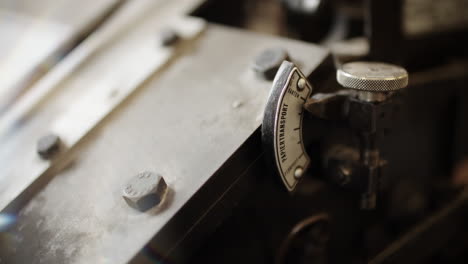 Ein-Detail-Der-Original-Heidelgerg-Zylinderdruckmaschine
