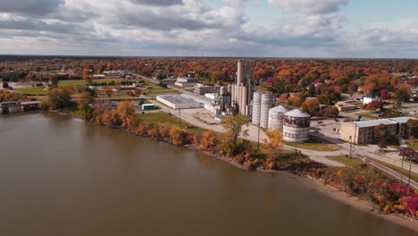 Alte-Und-Rostige-Fabrik-In-Der-Innenstadt-Von-Saginaw,-Michigan,-Usa-Am-Saginaw-River,-Luftbild