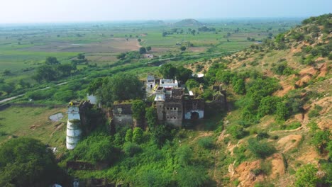 Aerial-drone-shot-of-an-Ancient-Indian-Fort-in-Gwalior-,-Madhya-Pradesh-,-India
