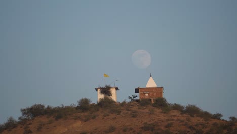 Ein-Hinduistischer-Tempel-Auf-Einem-Hügel-Mit-Mond-Im-Hintergrund-In-Einem-Dorf-In-Indien