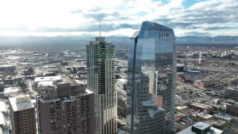 Blick-Auf-Die-Skyline-Der-Innenstadt-Von-Denver,-Optiv-Und-Four-Seasons-Hotel-Im-Vordergrund