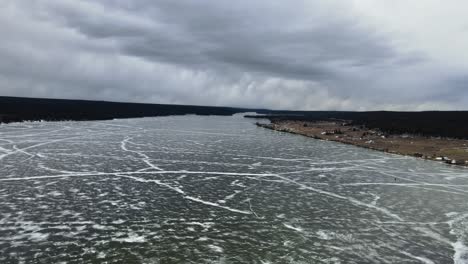 Die-Luftaufnahme-Eines-Zugefrorenen-Lac-La-Hache-Sees-In-Britisch-Kolumbien,-Kanada