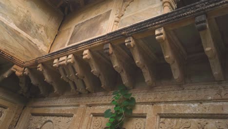 Pan-shot-of-architecture-of-an-old-abandoned-heritage-building-or-haveli-in-India
