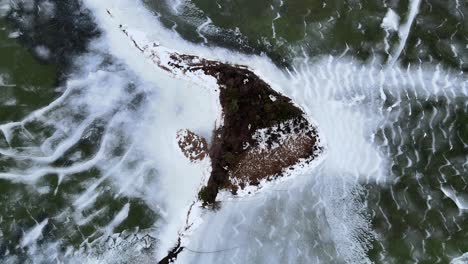 Insel-Im-Eis:-Luftperspektive-Eines-Zugefrorenen-Sees-Und-Einer-Einsamen-Insel-In-British-Columbia,-Kanada