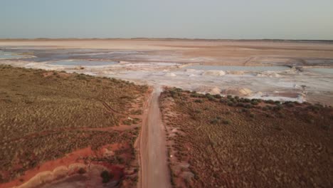 Vista-Aérea-Cinematográfica-Del-Paisaje-De-La-Salina-Del-Desierto-De-Kalahari-En-Sudáfrica-Cerca-De-Namibia-Al-Atardecer