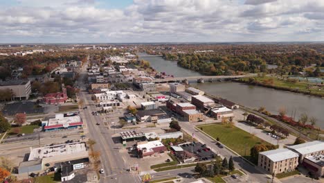 Daily-life-in-small-town-in-USA,-Saginaw,-Michigan,-aerial-view-of-city-center